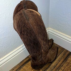 Shyanne brand women’s genuine leather boots (W Size 8)